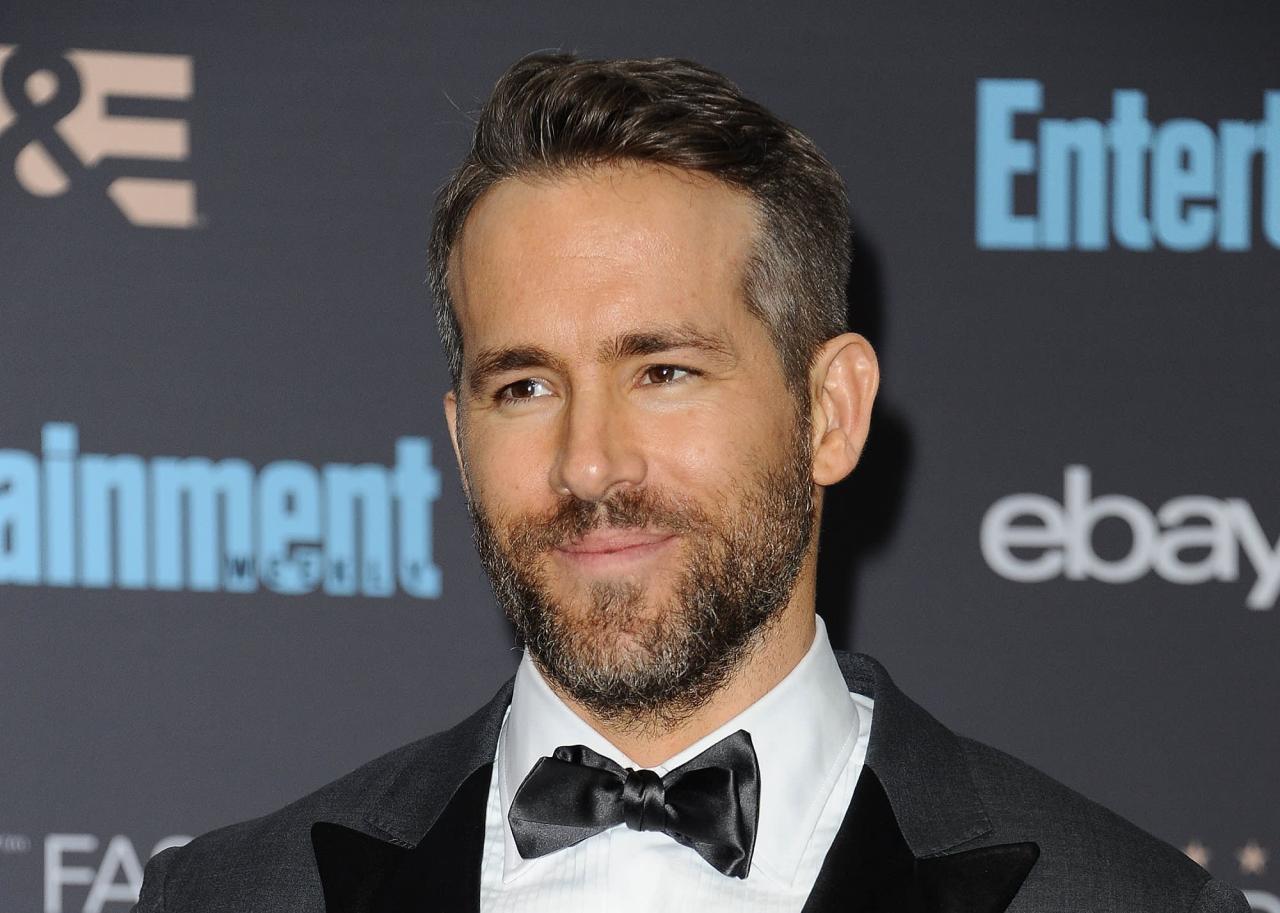 Ryan Reynolds and Rob McElhenney in talks to buy Wrexham soccer club