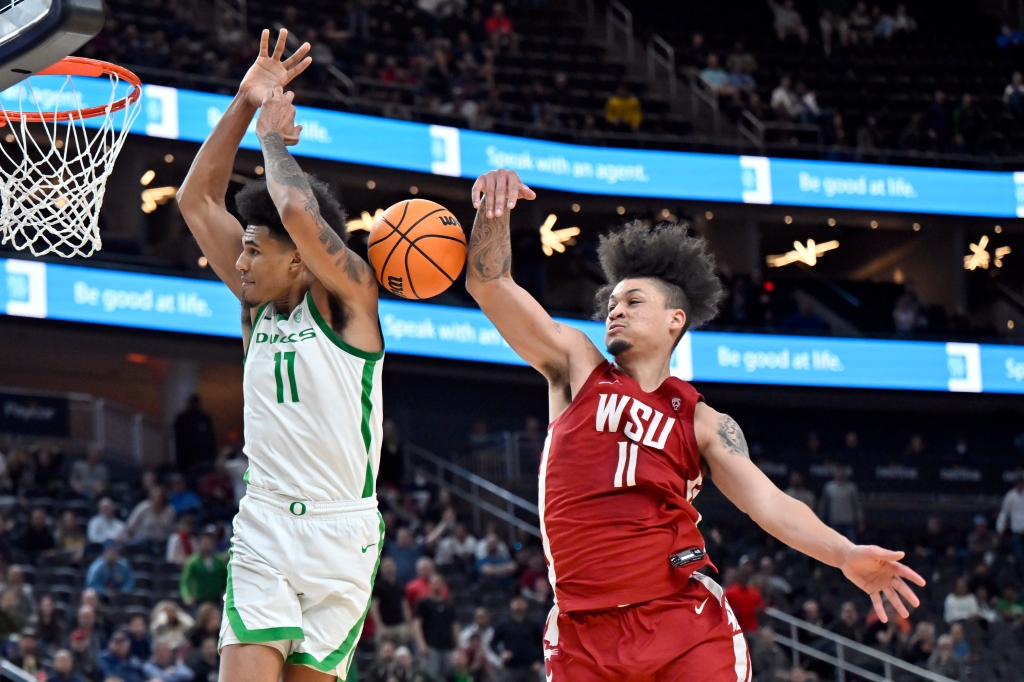 Washington State's DJ Rodman (r.) blocks a shot by Oregon's Rivaldo Soares of a Pac-12 quarterfinal game on March 9, 2023.