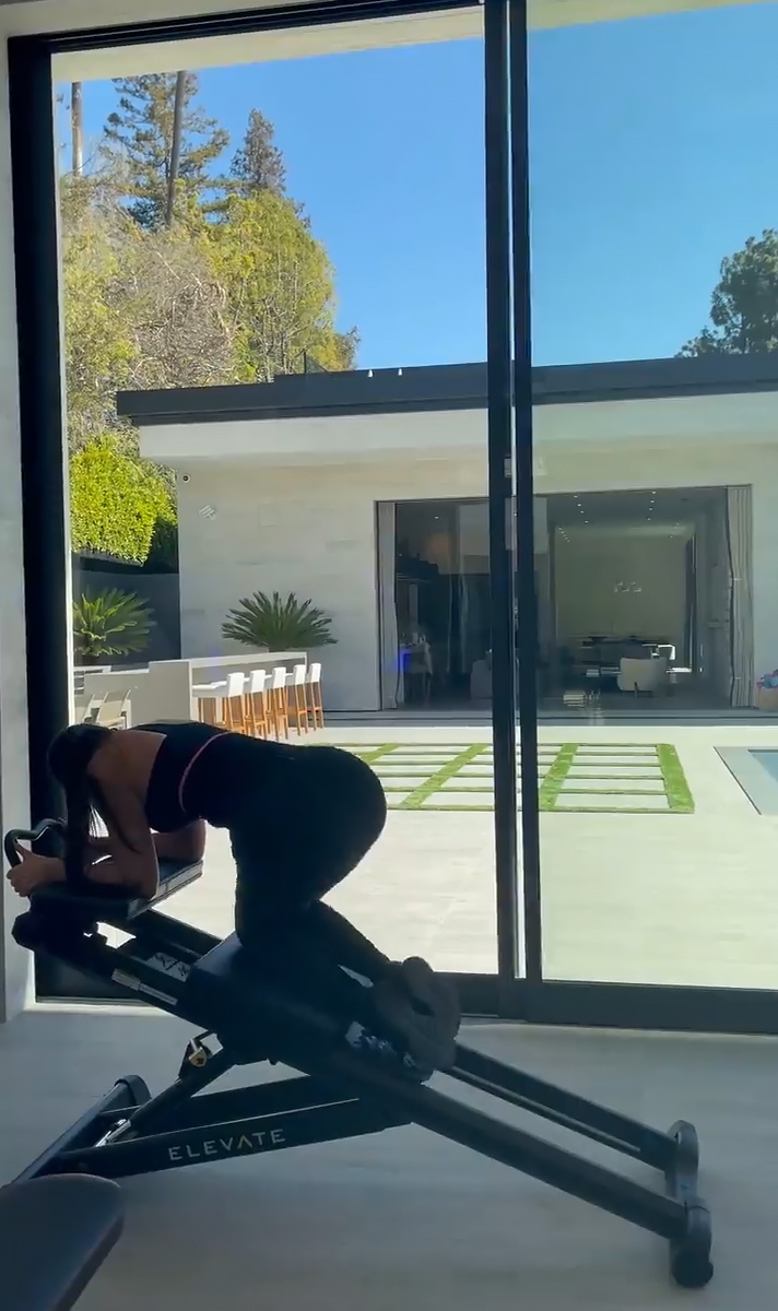 Kylie Jenner Workout Routine Photos: Abs, Outfits, More