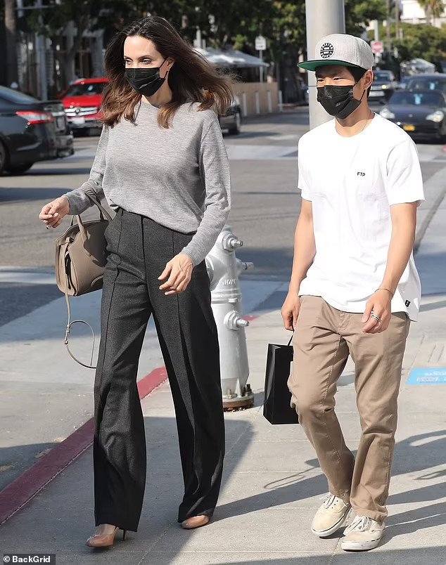 Pax Thien often accompanies his adoptive mother Angelina Jolie - Photo 1.