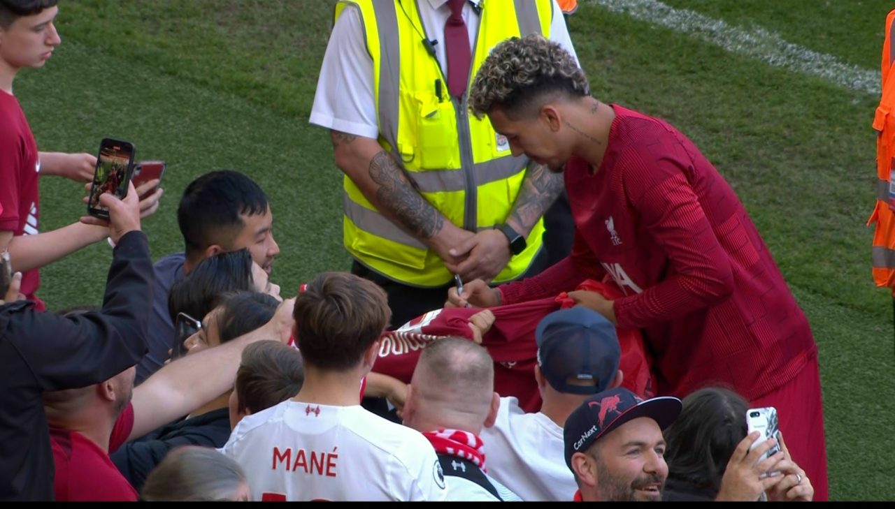 Roberto Firmino has become the newest member of Jurgen Klopp's squad celebrated by a mural.f - Malise