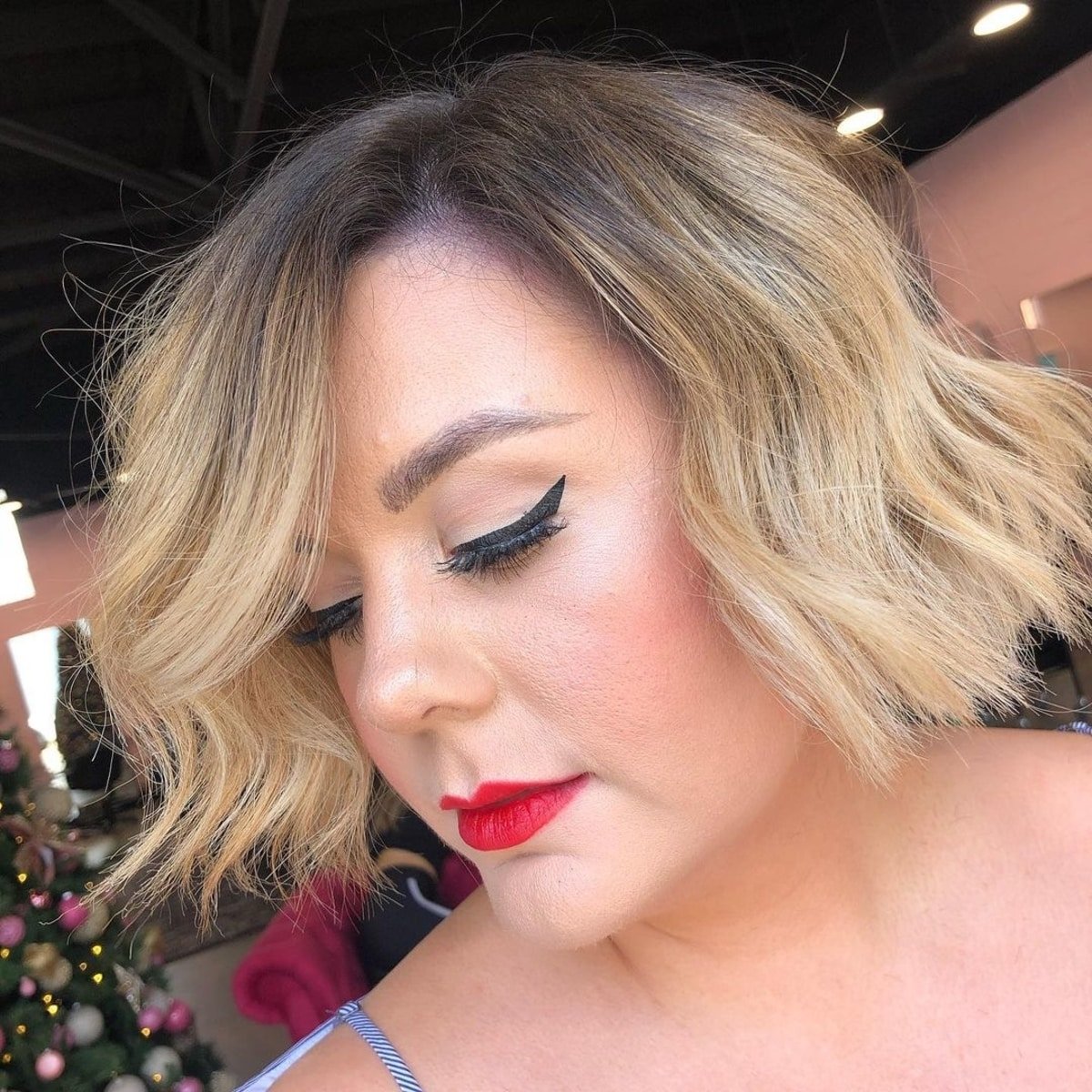 Wavy short bob ombre for a chubby face